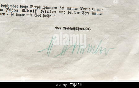 SS-Obergruppenführer Udo von Woyrsch, Eid als Hüterin der Gesetze der Schutzstaffel von Blut und Leben bilden vom 8. November 1936, die von Woyrsch mit Tinte gefüllt in der eigenen Hand und von Himmler im Grünen Stift signiert", H. Himmler". Sehr seltenes Dokument. Udo von Woyrsch, Enkel des Preußischen Feldmarschalls, SS-Obergruppenführer, General der Polizei, und Spezielle Kommandant der Befehl für besondere Aufgaben während der polnischen Kampagne, preußischer Staatsrat und Mitglied des Deutschen Reichstages. historischen, geschichtlichen, 1930er Jahre, 20. Jahrhundert, Waffen-SS, bewaffneten Division der SS, bewaffnet, Editorial-Use - Nur Stockfoto