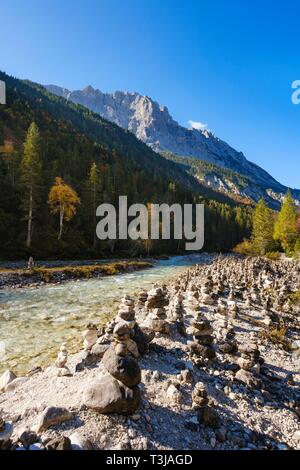 Cairns an der Isar, Hoher Gleirsch, Hinterautal, in der Nähe von Scharnitz, Karwendel, Tirol, Österreich Stockfoto