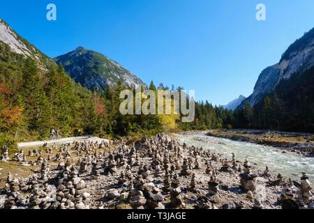 Cairns an der Isar, Hoher Gleirsch, Hinterautal, in der Nähe von Scharnitz, Karwendel, Tirol, Österreich Stockfoto