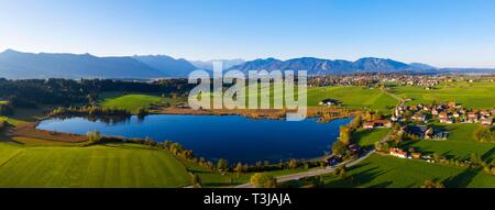 Froschhauser See sehen, Froschhausen, hinter Murnau, Das Blaue Land, Alpenvorland, Drone, Oberbayern, Bayern, Deutschland Stockfoto