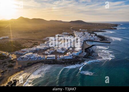 Caleta de Famara bei Sonnenuntergang, Drone, Lanzarote, Kanarische Inseln, Spanien Stockfoto