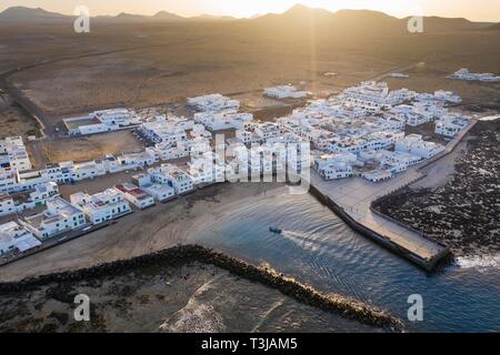 Caleta de Famara bei Sonnenuntergang, Drone, Lanzarote, Kanarische Inseln, Spanien Stockfoto