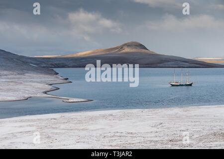 Schoner Antigua Anker, Snaddvika, Murchisonfjord, Nordaustland, Spitzbergen, Svalbard und Jan Mayen, Norwegen Stockfoto