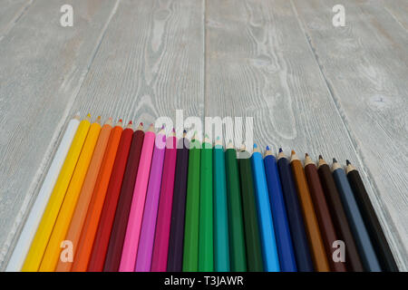Sammlung von Regenbogenfarben Farbe buntstiften auf einem Weiß-Grau vintage Tisch mit Platz kopieren Stockfoto