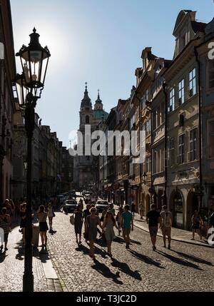 Blick von Mostecka bis St.-Nikolaus Kirche, Kleinseitner Ring, Touristen, Kleinseite, Mala Strana, Prag, Böhmen, Tschechien Stockfoto