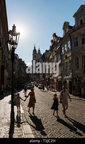 Blick von Mostecka bis St.-Nikolaus Kirche, Touristen, Familie, Kleinseitner Ring, Kleinseite, Mala Strana, Prag, Böhmen, Tschechien Stockfoto