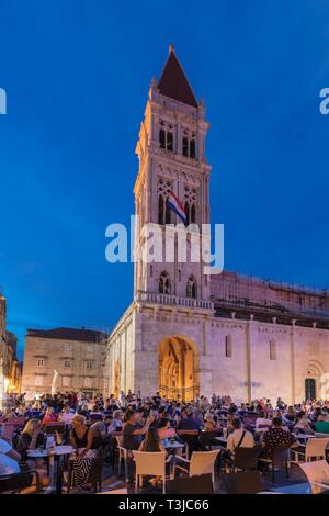 Restaurants in der Altstadt in der Nähe der Kathedrale St. Laurentius, Trogir, UNESCO-Weltkulturerbe, Dalmatien, Kroatien Stockfoto