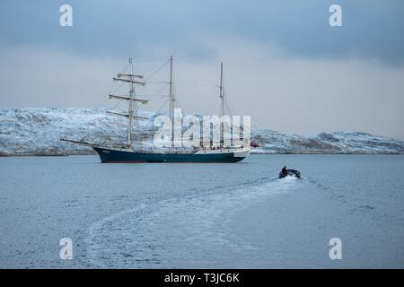 Schoner Antigua und Beiboot, Murchisonfjord, Nordaustland, Spitzbergen, Svalbard und Jan Mayen, Norwegen Stockfoto