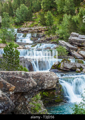 Wasserfälle im Nationalpark Ordesa y Monte Perdido in Pyrinees Bereich in Spanien, Huesca, gradas Soaso vertikale Stockfoto