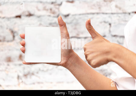 Hand halten Leerzeichen Abzeichen für das Symbol Daumen hoch für guten Service Stockfoto