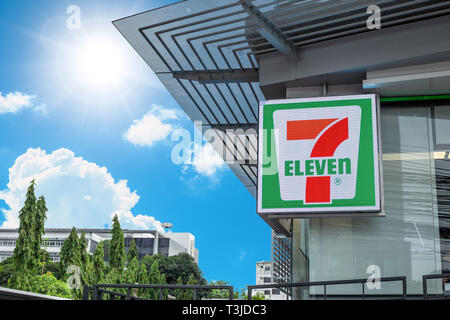 7-11 oder Severn elf 24 Stunden Convenience Store Franchise Logo am vorderen Eingang, 6. April 2019, Bangkok, Thailand. Stockfoto