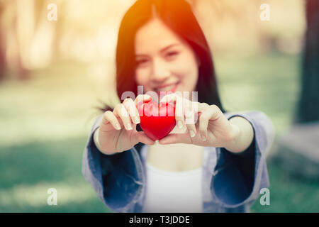 Cute Teen Girl mit Herz Liebe Konzept vintage Farbe Ton Stockfoto