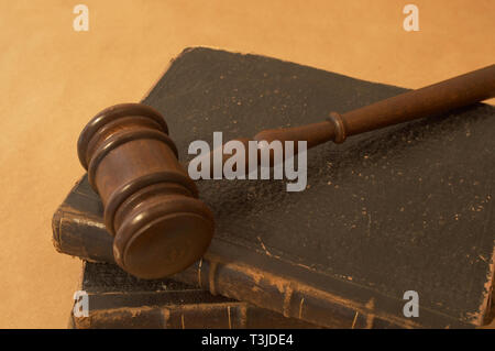 Gesetz Konzept mit Hammer und alte juristische Bücher Stockfoto
