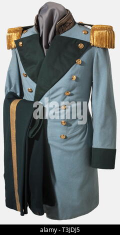 Ein Forstmeister zeremoniellen Uniform, Königlich Bayerischer Wald Verwaltung 1886 - 1918 knielangen Mantel von feinen grau/grün Tuch mit grünen Manschetten, Revers und Kragen, letztere mit Gold bestickt Rangabzeichen ein Forstmeister. Gold - bestickt Schulterklappen mit einem Sky blue Feld und Krone und goldenen Barren. Das Kontrollkästchen für den Schulterklappen ist ebenfalls vorhanden. Dunkel grüne Hose mit goldenen Bein streifen. Ein paar Sporen. Dunkelgrün leder gürtel mit Gold Spitze verziert, mit Aufhängung Bänder für den Aufhänger (der Haken Schnallen sind fehlt). Gebläuter Stahl bel, Additional-Rights - Clearance-Info - Not-Available Stockfoto