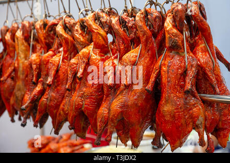 Der rot gebratene Ente hängen im chinesischen Restaurant. Stockfoto