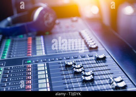 Musik mixer Sound Recording Engineer Control Desk für Dj auf der Bühne zeigen. Stockfoto