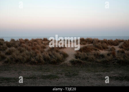 Sanddünen in der Dämmerung, Southwold, Suffolk, Großbritannien Stockfoto