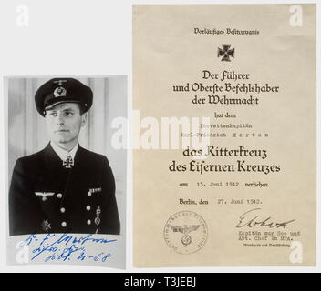 Kapitän Karl-Friedrich Merten, vorläufige award Dokument zu Überqueren der Ritter des Eisernen Kreuzes 1939 gedruckten Zertifikat mit Schreibmaschine Name, Rang (Korvettenkapitän), und Datum der Verleihung '13. Juni 1942, Stand vom 27. Juni 1942'. Durch die "Oberkommando der Kriegsmarine" gestempelt, Tinte und unterzeichnet von den später Konteradmiral Werner Ehrhardt. Auch die Nachkriegszeit Foto von Merten in Uniform mit Unterschrift Autogramm. Karl-Friedrich Merten (1905 - 1993) erreicht die ungewöhnlich hohe Anzahl von 29 versenken mit mehr als 180.000 BRT auf seine fünf Missionen mit U-68. Für seine achievemen, Editorial-Use - Nur Stockfoto