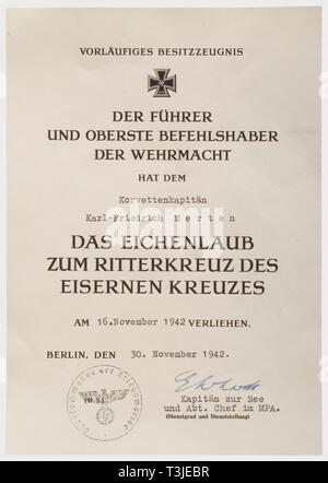 Kapitän Karl-Friedrich Merten, vorläufige award Dokument zu der Eiche Blätter des Kreuzes des Ritter des Eisernen Kreuzes 1939 gedruckten Zertifikat mit Schreibmaschine Name, Rang (Korvettenkapitän), und Datum der Verleihung" 16. November 1942', das Datum der Ausstellung "30. November 1942'. Durch die "Oberkommando der Kriegsmarine" gestempelt, Tinte und unterzeichnet von den später Konteradmiral Werner Ehrhardt. Nur fünf Monate nach der Verleihung der Das Ritterkreuz, Karl-Friedrich Merten (1905 - 1993) Die 17 Eiche Blätter der U-Bootswaffe für seinen fünften und die meisten erfolgreichen Mission erhalten. Zwischen 20. August Editorial-Use - Nur Stockfoto