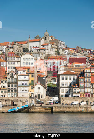 Blick über den Fluss Douro auf die Stadt Porto von Vila Nova de Gaia, Portugal. Stockfoto