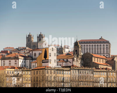 Blick über die Dächer und die Kathedrale von Porto, Portugal Stockfoto