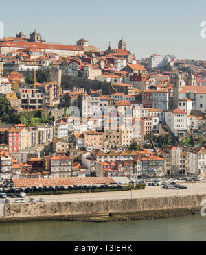 Blick über den Fluss Douro auf die Stadt Porto von Vila Nova de Gaia, Portugal. Stockfoto