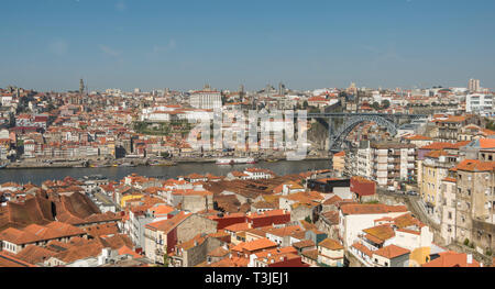 Blick über den Fluss Douro auf die Stadt Porto von Vila Nova de Gaia, Portugal. Stockfoto