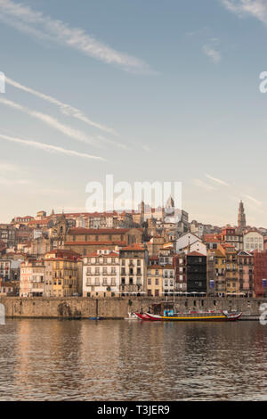 Blick über den Fluss Douro auf die Stadt Porto von Vila Nova de Gaia, Portugal. Stockfoto