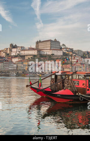 Traditionelle Boote verwendet, um die wertvolle Fracht von Barrel Hafen entlang des Flusses Douro, in Porto, Portugal zu tragen