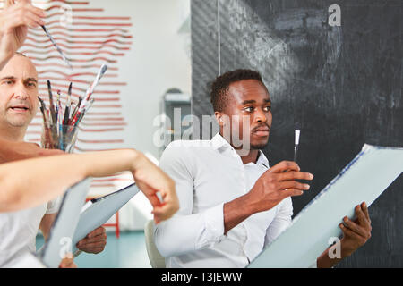 Junge afrikanische als Kunst Student in einem Anfänger malkurs an der Kunsthochschule Stockfoto