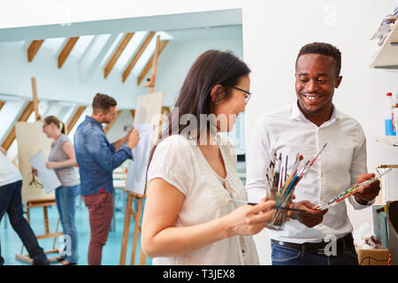 Multikulturelle kunst Studenten in einem malworkshop im Studio der Kunst Hochschule Stockfoto