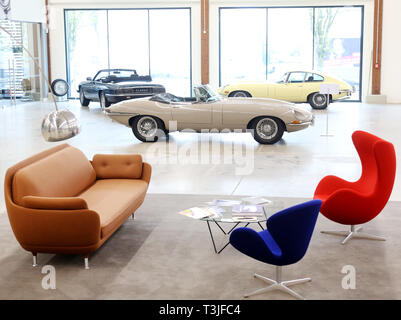 Essen, Deutschland. 08 Apr, 2019. Jaguar E-Type Roadster von 1968 kann in den Verkaufsraum des Jaguar Landrover Classic Center gefunden werden. Das Autohaus für Englische klassische Autos zeigt auch seine Autos auf der Techno-Classica Messe. Foto: Roland Weihrauch/dpa/Alamy leben Nachrichten Stockfoto