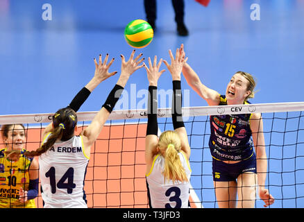 Istanbul, Türkei. 9 Apr, 2019. Kimberly Hill (R) von Conegliano schlägt den Ball in der zweiten Runde des 2019 CEV Volleyball Champions League Halbfinale zwischen Imoco Volley Conegliano von Italien und Fenerbahce Istanbul das Bbt der Türkei in Istanbul, Türkei, April 9, 2019. Conegliano gewann 3-0 und zu den Endrunden erweitert. Credit: Xu Suhui/Xinhua/Alamy leben Nachrichten Stockfoto