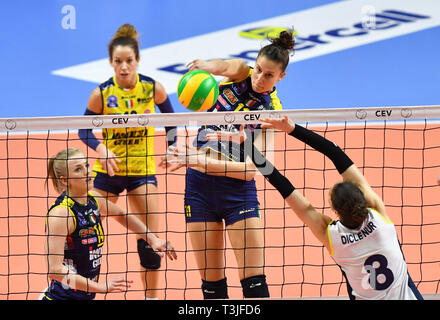 Istanbul, Türkei. 9 Apr, 2019. Anna Danesi (2. R) von Conegliano schlägt den Ball in der zweiten Runde des 2019 CEV Volleyball Champions League Halbfinale zwischen Imoco Volley Conegliano von Italien und Fenerbahce Istanbul das Bbt der Türkei in Istanbul, Türkei, April 9, 2019. Conegliano gewann 3-0 und zu den Endrunden erweitert. Credit: Xu Suhui/Xinhua/Alamy leben Nachrichten Stockfoto