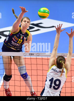 Istanbul, Türkei. 9 Apr, 2019. Samanta Fabris (L) von Conegliano schlägt den Ball in der zweiten Runde des 2019 CEV Volleyball Champions League Halbfinale zwischen Imoco Volley Conegliano von Italien und Fenerbahce Istanbul das Bbt der Türkei in Istanbul, Türkei, April 9, 2019. Conegliano gewann 3-0 und zu den Endrunden erweitert. Credit: Xu Suhui/Xinhua/Alamy leben Nachrichten Stockfoto