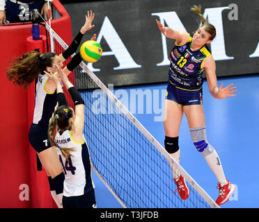 Istanbul, Türkei. 9 Apr, 2019. Samanta Fabris (R) von Conegliano schlägt den Ball in der zweiten Runde des 2019 CEV Volleyball Champions League Halbfinale zwischen Imoco Volley Conegliano von Italien und Fenerbahce Istanbul das Bbt der Türkei in Istanbul, Türkei, April 9, 2019. Conegliano gewann 3-0 und zu den Endrunden erweitert. Credit: Xu Suhui/Xinhua/Alamy leben Nachrichten Stockfoto