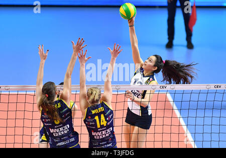 Istanbul, Türkei. 9 Apr, 2019. Samantha Bricio Ramos (R) von Fenerbahce schlägt den Ball in der zweiten Runde des 2019 CEV Volleyball Champions League Halbfinale zwischen Imoco Volley Conegliano von Italien und Fenerbahce Istanbul das Bbt der Türkei in Istanbul, Türkei, April 9, 2019. Conegliano gewann 3-0 und zu den Endrunden erweitert. Credit: Xu Suhui/Xinhua/Alamy leben Nachrichten Stockfoto