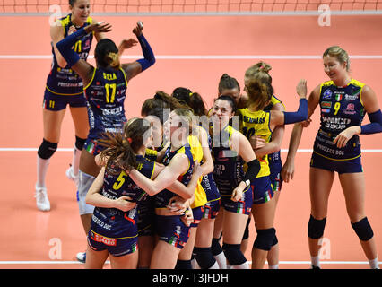 Istanbul, Türkei. 9 Apr, 2019. Spieler von Conegliano feiern nach der zweiten Runde der 2019 CEV Volleyball Champions League Halbfinale zwischen Imoco Volley Conegliano von Italien und Fenerbahce Istanbul das Bbt der Türkei in Istanbul, Türkei, April 9, 2019. Conegliano gewann 3-0 und zu den Endrunden erweitert. Credit: Xu Suhui/Xinhua/Alamy leben Nachrichten Stockfoto