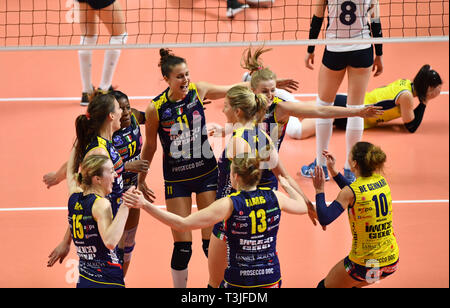 Istanbul, Türkei. 9 Apr, 2019. Spieler von Conegliano feiern nach der zweiten Runde der 2019 CEV Volleyball Champions League Halbfinale zwischen Imoco Volley Conegliano von Italien und Fenerbahce Istanbul das Bbt der Türkei in Istanbul, Türkei, April 9, 2019. Conegliano gewann 3-0 und zu den Endrunden erweitert. Credit: Xu Suhui/Xinhua/Alamy leben Nachrichten Stockfoto