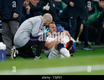 London, Großbritannien. 9 Apr, 2019. Tottenham Hotspur ist Harry Kane ist während der UEFA Champions League Quater Finale Hinspiel Übereinstimmung zwischen den Tottenham Hotspur und Manchester City an der Tottenham Hotspur Stadion in London, Großbritannien am 9. April, 2019 verletzt. Tottenham Hotspur gewann 1:0. Quelle: Matthew Impey/Xinhua/Alamy leben Nachrichten Stockfoto