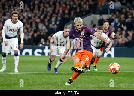 London, Großbritannien. 9 Apr, 2019. Von Manchester City Sergio Agüero (vorne) macht einen Elfmeter von Tottenham Hotspur der Torhüter Hugo Lloris während der UEFA Champions League Quater Finale Hinspiel Übereinstimmung zwischen den Tottenham Hotspur und Manchester City an der Tottenham Hotspur Stadion in London, Großbritannien am 9. April 2019 gespeichert. Tottenham Hotspur gewann 1:0. Quelle: Matthew Impey/Xinhua/Alamy leben Nachrichten Stockfoto