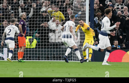 London, Großbritannien. 9 Apr, 2019. Tottenham Hotspur der Torhüter Hugo Lloris (2. R) feiert nach dem Speichern eine Strafe von Manchester City Sergio Agüero (2. L) während der UEFA Champions League Quater Finale Hinspiel Übereinstimmung zwischen den Tottenham Hotspur und Manchester City an der Tottenham Hotspur Stadion in London, Großbritannien am 9. April 2019. Tottenham Hotspur gewann 1:0. Credit: Han Yan/Xinhua/Alamy leben Nachrichten Stockfoto