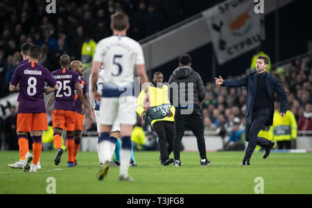 London, Großbritannien. 9 Apr, 2019. Ein Eindringling (2. R) Schritte in die Tonhöhe während der UEFA Champions League Quater Finale Hinspiel Übereinstimmung zwischen den Tottenham Hotspur und Manchester City an der Tottenham Hotspur Stadion in London, Großbritannien am 9. April 2019. Tottenham Hotspur gewann 1:0. Credit: Han Yan/Xinhua/Alamy leben Nachrichten Stockfoto