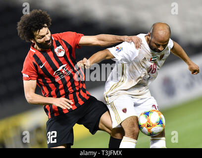 Doha, Katar. 9 Apr, 2019. Ahmed Ali (R) von Al Wahda FSCC Mias mit Ahmed El Sayed Al Rayyan SC während der AFC asiatische Champions League Gruppe B Übereinstimmung zwischen Katar und den Vereinigten Arabischen Emiraten Al Rayyan SC's Al Wahda FSCC an Jassim Bin Hamad Stadion in Doha, Hauptstadt von Katar, 9. April 2019. Al Wahda gewann 2-1. Credit: Nikku/Xinhua/Alamy leben Nachrichten Stockfoto