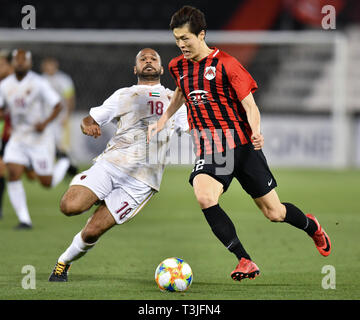 Doha, Katar. 9 Apr, 2019. Ahmed Ali (L) von Al Wahda FSCC Mias mit Koh Myong-Jin von Al Rayyan SC während der AFC asiatische Champions League Gruppe B Übereinstimmung zwischen Katar und den Vereinigten Arabischen Emiraten Al Rayyan SC's Al Wahda FSCC an Jassim Bin Hamad Stadion in Doha, Hauptstadt von Katar, 9. April 2019. Al Wahda gewann 2-1. Credit: Nikku/Xinhua/Alamy leben Nachrichten Stockfoto