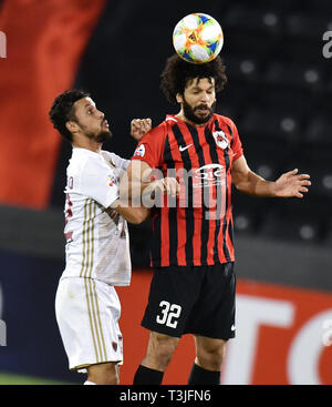 Doha, Katar. 9 Apr, 2019. Leonardo (L) von Al Wahda FSCC Mias mit Ahmed El Sayed Al Rayyan SC während der AFC asiatische Champions League Gruppe B Übereinstimmung zwischen Katar und den Vereinigten Arabischen Emiraten Al Rayyan SC's Al Wahda FSCC an Jassim Bin Hamad Stadion in Doha, Hauptstadt von Katar, 9. April 2019. Al Wahda gewann 2-1. Credit: Nikku/Xinhua/Alamy leben Nachrichten Stockfoto