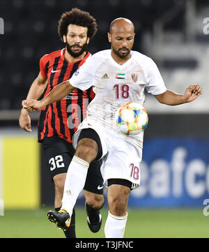 Doha, Katar. 9 Apr, 2019. Ahmed Ali (R) von Al Wahda FSCC Mias mit Ahmed El Sayed Al Rayyan SC während der AFC asiatische Champions League Gruppe B Übereinstimmung zwischen Katar und den Vereinigten Arabischen Emiraten Al Rayyan SC's Al Wahda FSCC an Jassim Bin Hamad Stadion in Doha, Hauptstadt von Katar, 9. April 2019. Al Wahda gewann 2-1. Credit: Nikku/Xinhua/Alamy leben Nachrichten Stockfoto