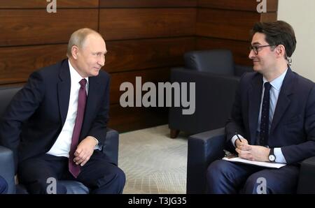 Der russische Präsident Wladimir Putin Chats mit John Fraher, rechts, Bloomberg Senior Executive Editor für globale Business und Finanzen am Rande der 5. International Arctic Forum April 9, 2019 in St. Petersburg, Russland. Stockfoto