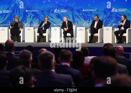 St. Petersburg, Russland. 9 Apr, 2019. (L-R) norwegische Premierminister Erna Solberg, finnischer Präsident Sauli Niinisto, der russische Präsident Wladimir Putin, der isländische Präsident Gudni Johannesson und schwedische Ministerpräsident Stefan Lofven nehmen an der 5. Internationalen arktischen Forum in St. Petersburg, Russland, April 9, 2019. Der 5. Internationale Arctic Forum wurde in St. Petersburg hielt die sozio-ökonomische Entwicklung der arktischen Gebiete zu diskutieren. Credit: Evgeny Sinitsyn/Xinhua/Alamy leben Nachrichten Stockfoto