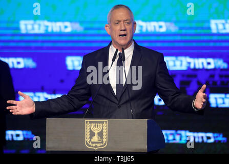 Tel Aviv, Israel. 9 Apr, 2019. Benny Gantz, einer der Führer der Blau und Weiß (kahol Lavan) politische Allianz, liefert eine Rede vor Anhängern in Tel Aviv, Israel, am 9. April 2019. Umfragen der israelischen Wahlen am Dienstag zeigten ein Rennen zu nahe zu nennen. Führer der beiden rivalisierenden Parteien haben Sieg erklärt. Offizielle Ergebnisse werden Mittwoch Morgen erwartet. Credit: Jini/Gideon Markowicz/Xinhua/Alamy leben Nachrichten Stockfoto